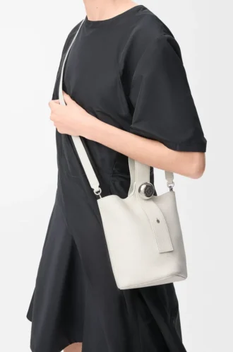 Mini Pebble Beuteltasche aus weichem genarbtem Kalbsleder in Soft White