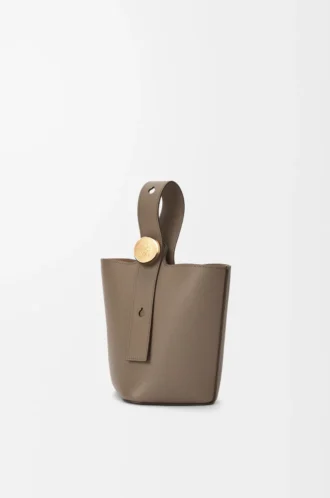 Mini Pebble Beuteltasche aus weichem genarbtem Kalbsleder Taupe
