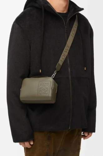 Mini-Umhängetasche für Kameras aus satiniertem Kalbsleder in Khaki Green Mini-Umhängetasche für Kameras aus satiniertem Kalbsleder in Khaki Green
