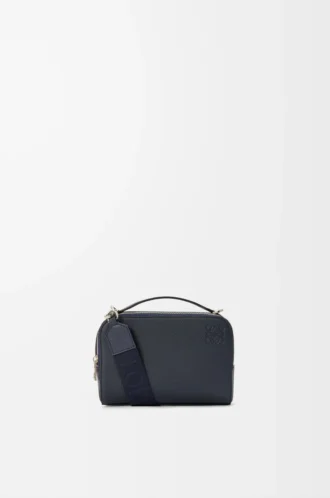 Mini-Umhängetasche für Kameras aus weichem genarbtem Kalbsleder in Deep Navy Mini-Umhängetasche für Kameras aus weichem genarbtem Kalbsleder in Deep Navy