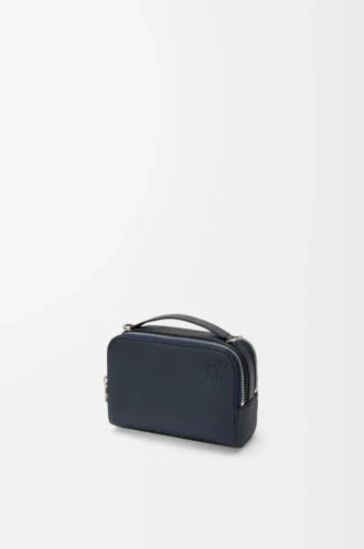 Mini-Umhängetasche für Kameras aus weichem genarbtem Kalbsleder in Deep Navy Mini-Umhängetasche für Kameras aus weichem genarbtem Kalbsleder in Deep Navy