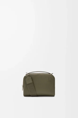 Mini-Umhängetasche für Kameras aus weichem genarbtem Kalbsleder in Khaki Green Mini-Umhängetasche für Kameras aus weichem genarbtem Kalbsleder in Khaki Green