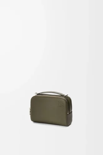 Mini-Umhängetasche für Kameras aus weichem genarbtem Kalbsleder in Khaki Green Mini-Umhängetasche für Kameras aus weichem genarbtem Kalbsleder in Khaki Green