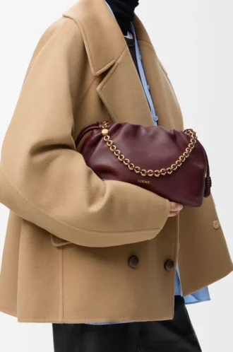 Mittlere Flamenco-Handtasche aus weichem Nappalammleder in Dunkelburgunder