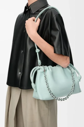 Mittlere Flamenco-Handtasche aus weichem Nappalammleder in Frozen