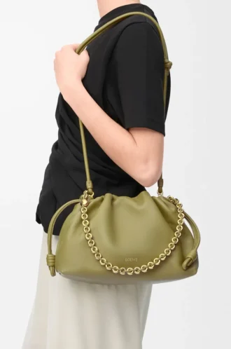 Mittlere Flamenco-Handtasche aus weichem Nappalammleder in Hellmoos