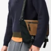 Mittlere Flex Messenger aus Canvas und Wildleder Schwarz/Dunkelgold