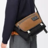 Mittlere Flex Messenger aus Canvas und Wildleder Schwarz/Dunkelgold
