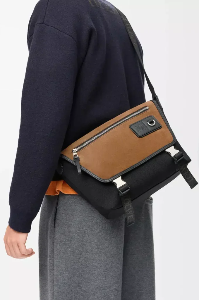 Mittlere Flex Messenger aus Canvas und Wildleder Schwarz/Dunkelgold