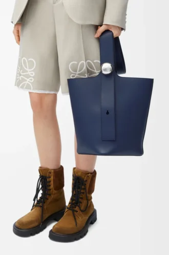 Mittlere Pebble-Beuteltasche aus glattem Kalbsleder in Abyss Blue