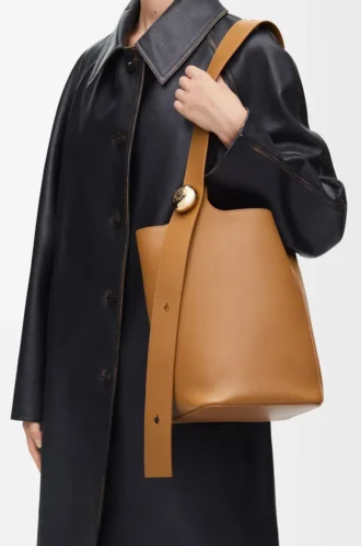 Mittlere Pebble-Beuteltasche aus glattem Kalbsleder Oak