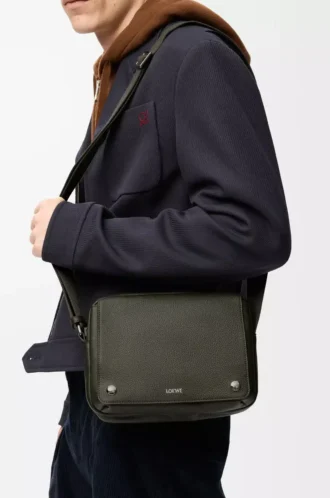 Mittlere Pebble Messenger Bag aus geschmeidigem genarbtem Kalbsleder in Dunkelkhaki