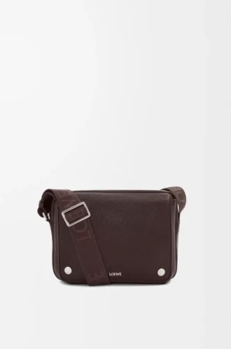 Mittlere Pebble Messenger Bag aus geschmeidigem genarbtem Kalbsleder in Oxblood