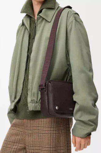 Mittlere Pebble Messenger Bag aus geschmeidigem genarbtem Kalbsleder in Oxblood