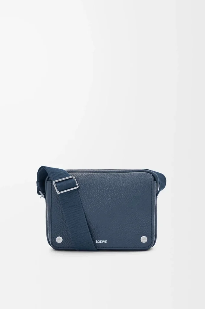 Mittlere Pebble Messenger Bag aus geschmeidigem genarbtem Kalbsleder Indigo Dye Mittlere Pebble Messenger Bag aus geschmeidigem genarbtem Kalbsleder Indigo Dye