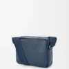 Mittlere Pebble Messenger Bag aus geschmeidigem genarbtem Kalbsleder Indigo Dye Mittlere Pebble Messenger Bag aus geschmeidigem genarbtem Kalbsleder Indigo Dye
