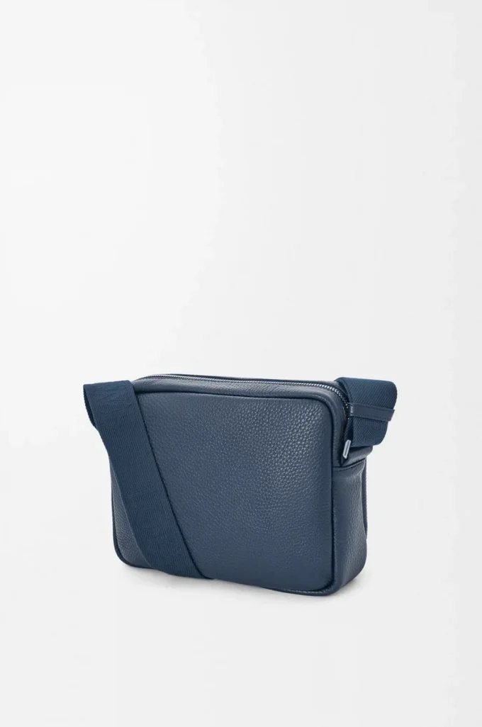 Mittlere Pebble Messenger Bag aus geschmeidigem genarbtem Kalbsleder Indigo Dye Mittlere Pebble Messenger Bag aus geschmeidigem genarbtem Kalbsleder Indigo Dye