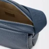 Mittlere Pebble Messenger Bag aus geschmeidigem genarbtem Kalbsleder Indigo Dye Mittlere Pebble Messenger Bag aus geschmeidigem genarbtem Kalbsleder Indigo Dye