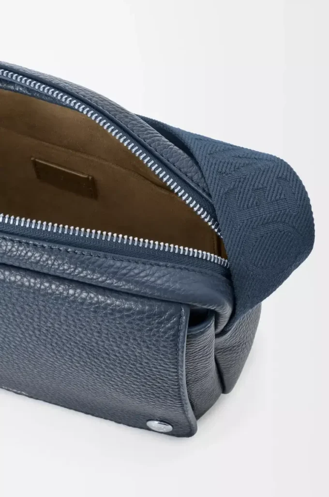 Mittlere Pebble Messenger Bag aus geschmeidigem genarbtem Kalbsleder Indigo Dye Mittlere Pebble Messenger Bag aus geschmeidigem genarbtem Kalbsleder Indigo Dye
