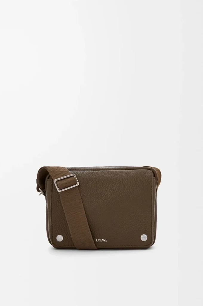 Mittlere Pebble Messenger Bag aus geschmeidigem genarbtem Kalbsleder Tundra Mittlere Pebble Messenger Bag aus geschmeidigem genarbtem Kalbsleder Tundra
