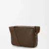 Mittlere Pebble Messenger Bag aus geschmeidigem genarbtem Kalbsleder Tundra Mittlere Pebble Messenger Bag aus geschmeidigem genarbtem Kalbsleder Tundra