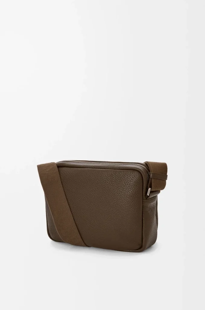 Mittlere Pebble Messenger Bag aus geschmeidigem genarbtem Kalbsleder Tundra Mittlere Pebble Messenger Bag aus geschmeidigem genarbtem Kalbsleder Tundra