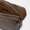 Mittlere Pebble Messenger Bag aus geschmeidigem genarbtem Kalbsleder Tundra Mittlere Pebble Messenger Bag aus geschmeidigem genarbtem Kalbsleder Tundra