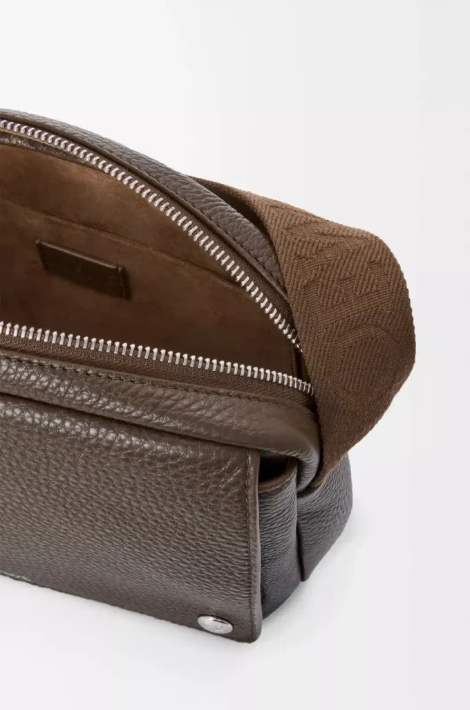 Mittlere Pebble Messenger Bag aus geschmeidigem genarbtem Kalbsleder Tundra Mittlere Pebble Messenger Bag aus geschmeidigem genarbtem Kalbsleder Tundra