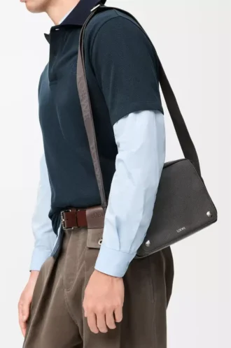 Mittlere Pebble-Messengertasche aus geschmeidigem genarbtem Kalbsleder in Dunkelgrau