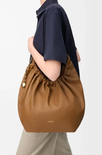 Mittlere Squeeze-Tasche aus weichem Nappalammleder in Eiche