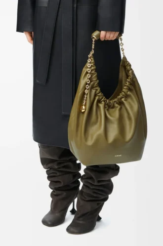 Mittlere Squeeze-Tasche aus weichem Nappalammleder in Oliv