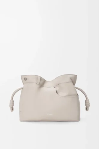 Panta Medium Flamenco Clutch aus glänzendem Kalbsleder Light Ghost