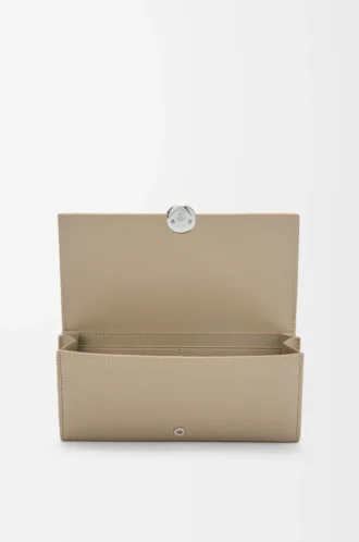 Pebble Continental-Brieftasche aus mini-genarbtem Kalbsleder in Clay Pebble Continental-Brieftasche aus mini-genarbtem Kalbsleder in Clay