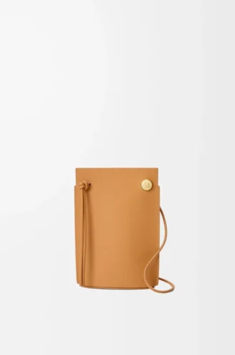 Pebble Dice Tasche aus klassischem Kalbsleder in Warm Desert Pebble Dice Tasche aus klassischem Kalbsleder in Warm Desert