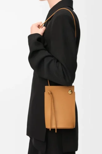 Pebble Dice Tasche aus klassischem Kalbsleder in Warm Desert Pebble Dice Tasche aus klassischem Kalbsleder in Warm Desert