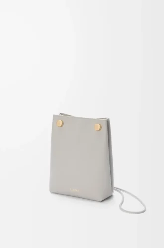 Pebble-Tasche aus glattem Kalbsleder in Shell Grey