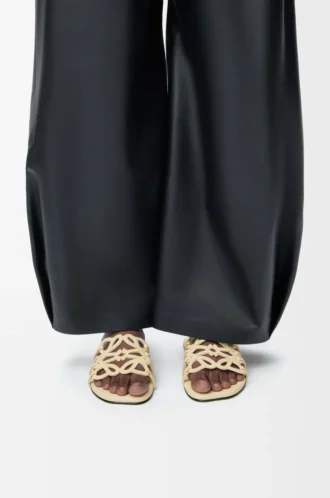 Petal Anagram Slipper aus mit Strass verziertem Wildleder Butter
