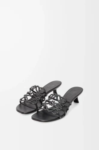 Petal Anagram Slipper aus weichem Kalbsleder in Schwarz