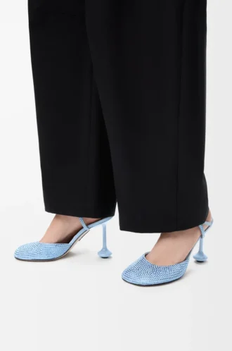 Pumps mit Knöchelriemen aus strassverziertem Wildleder in Babyblau