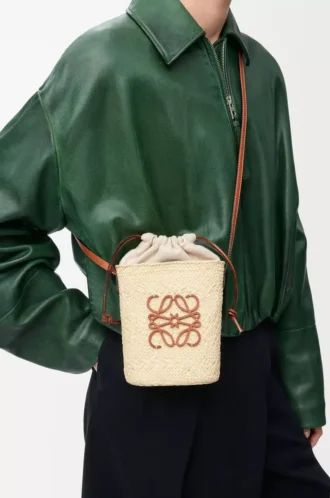Quadratische Tasche aus Iraca-Palme und Kalbsleder Natur/Hellbraun